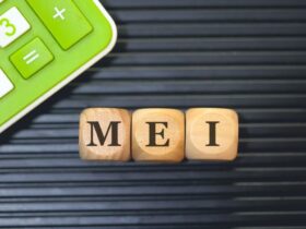 cubos de madeira com as letras formando a sigla MEI, representando o limite de faturamento MEI