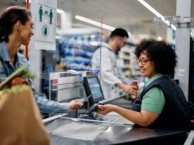 Imagem com caixa de supermercado passando os itens da lista de compra do mês da cliente - Oganizze Blog