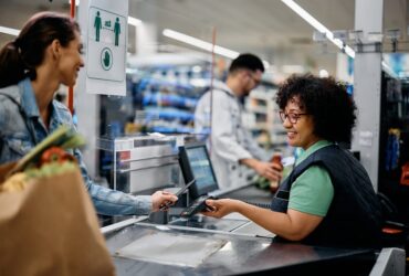 Imagem com caixa de supermercado passando os itens da lista de compra do mês da cliente - Oganizze Blog