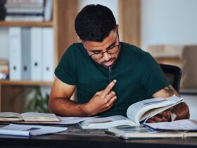 homem lendo livros sobre educação financeira