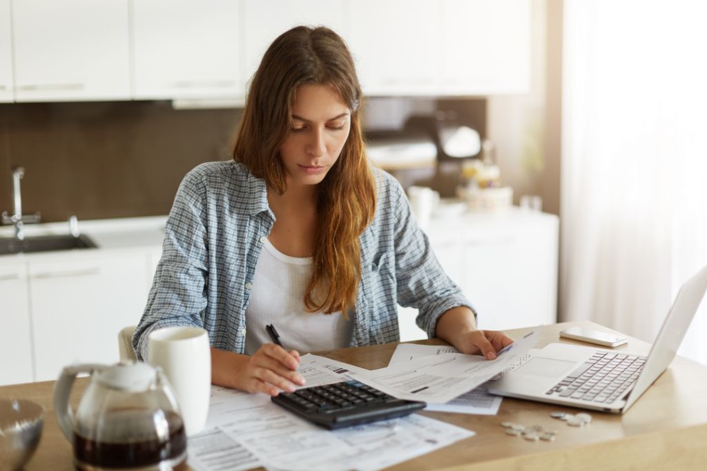 mulher buscando na internet como desenvolver mentalidade financeira