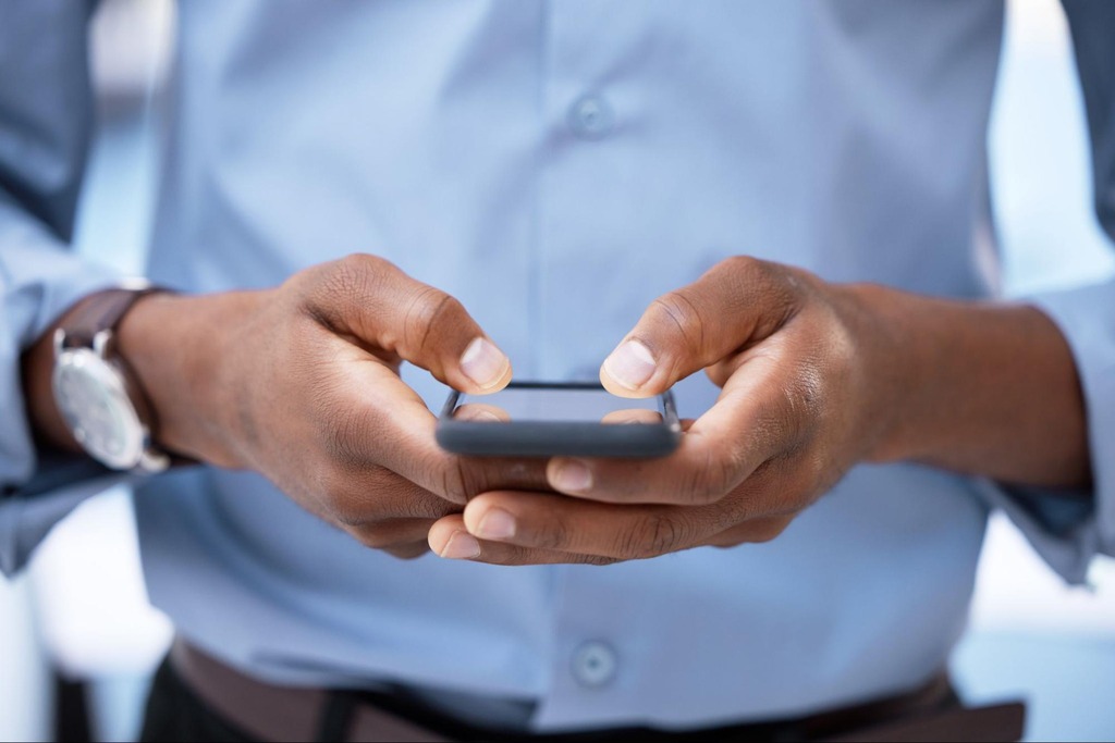 O que é CDB: descomplicamos para você entender tudo! 2 pessoa usando celular para saber o que é CDB