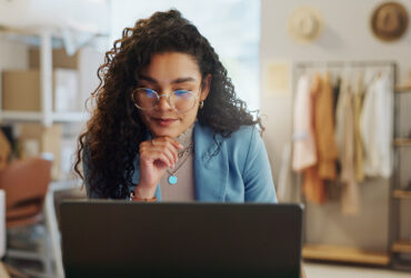 mulher usando notebook para pesquisar o que é MEI