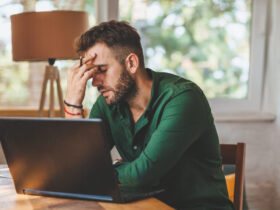 homem preocupado em frente ao notebook representando o que é negativado