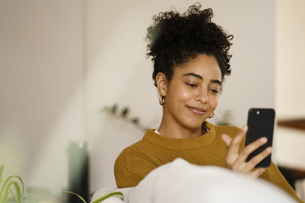 mulher usando o celular para saber o que é negativado
