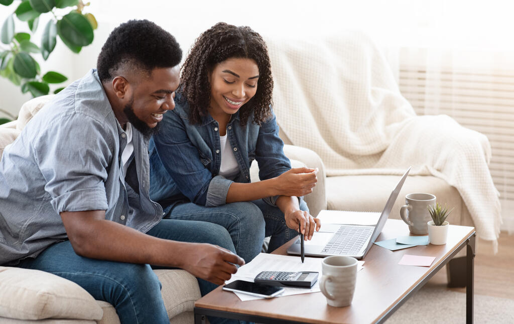 casal aprendendo como fazer um planejamento financeiro