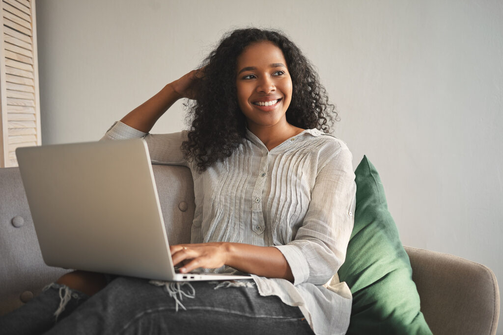 O que é renda passiva e ativa? Saiba a diferença e como se organizar 4 mulher usando o notebook para saber o que é renda passiva e ativa