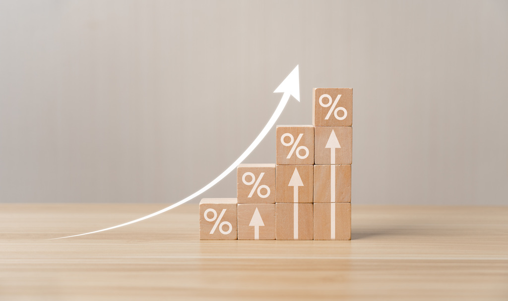Saiba o que são juros compostos e como eles impactam suas finanças 2 cubos empilhados e seta ilustrativa representando o que são juros compostos