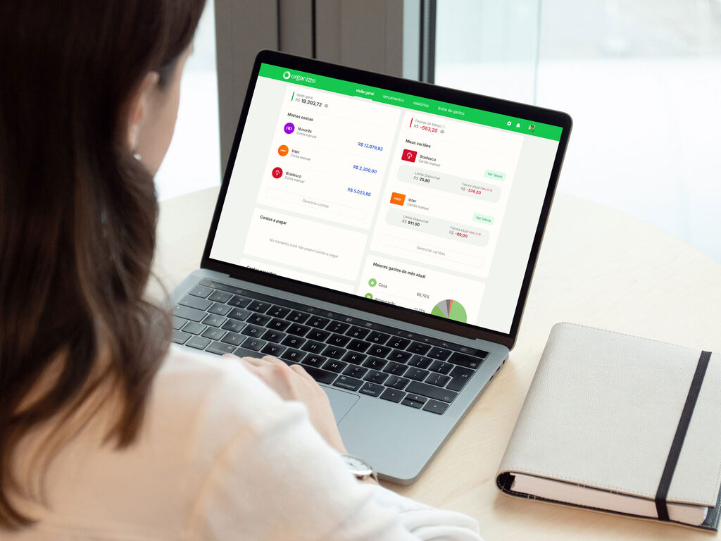 Saiba o que são juros compostos e como eles impactam suas finanças 3 mulher usando notebook para controlar finanças depois de saber o que são juros compostos