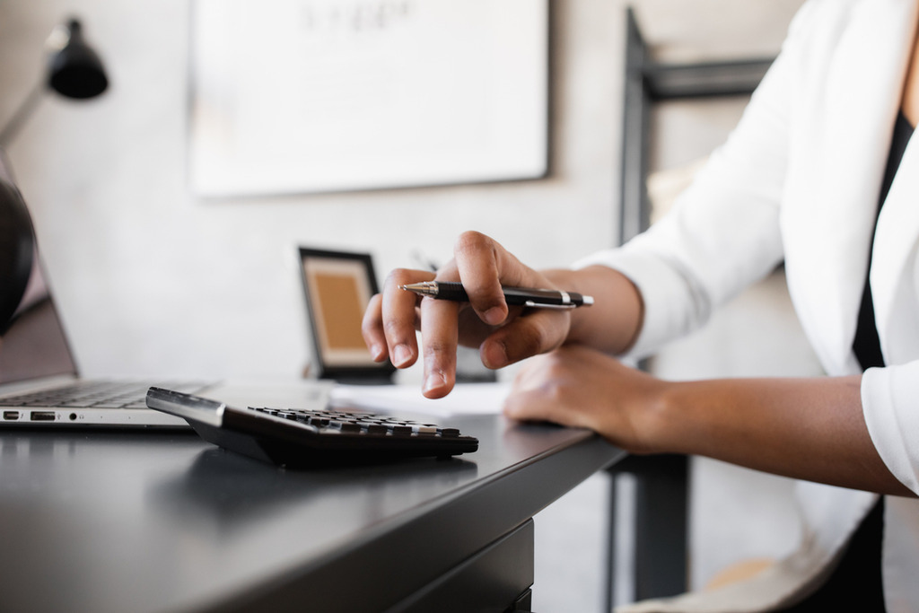 Open Finance no Brasil: veja vantagens e exemplos de como usar 2 pessoa calculando finanças, representando o open finance Brasil