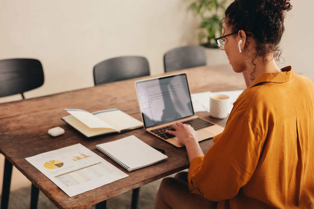 mulher utilizando o notebook para saber como fazer um planejamento financeiro