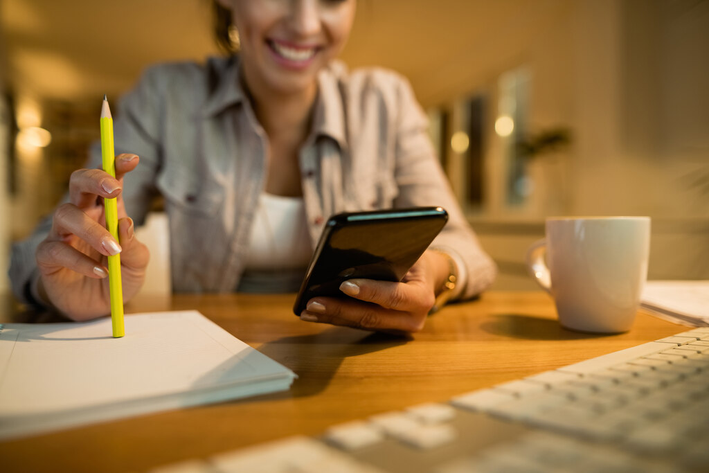 Planejamento financeiro a longo prazo: tudo o que você precisa saber 3 pessoa fazendo planejamento financeiro a longo prazo com a ajuda de app no celular