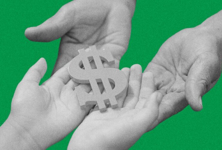 mãos segurando cifrão, demonstrando importância do planejamento financeiro familiar