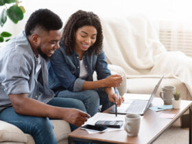 casal usando computador para fazer planejamento financeiro para casal