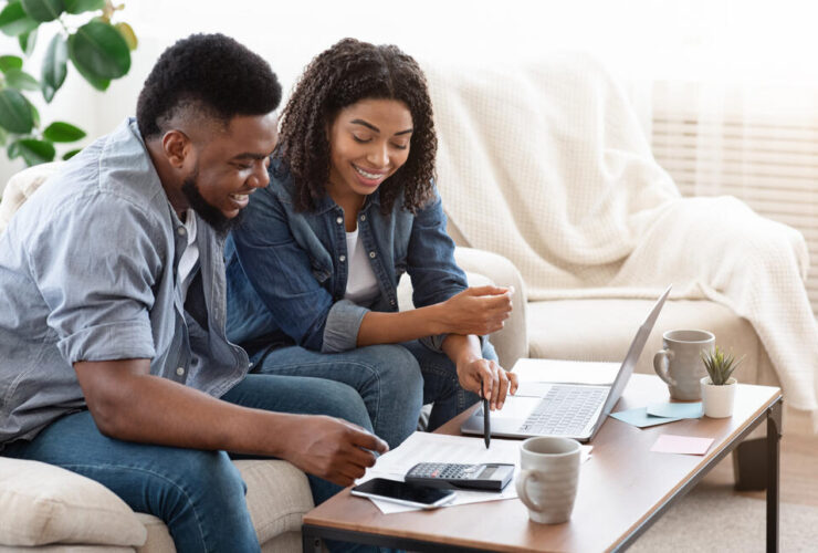 casal usando computador para fazer planejamento financeiro para casal