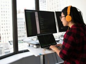 profissional trabalhando em frente a computador, representando as profissões do futuro