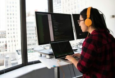 profissional trabalhando em frente a computador, representando as profissões do futuro