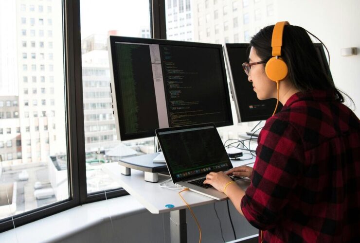 profissional trabalhando em frente a computador, representando as profissões do futuro