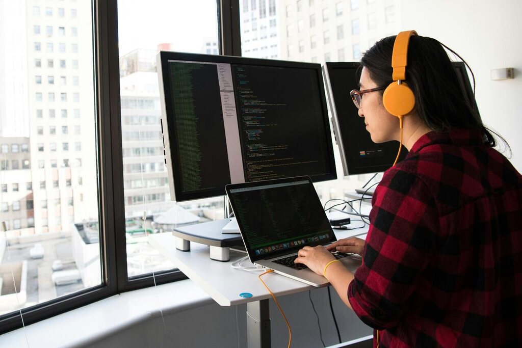 profissional trabalhando em frente a computador, representando as profissões do futuro