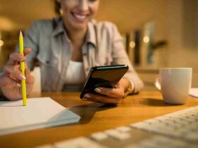 mulher usando o celular para saber qual o melhor app para conectar contas bancárias