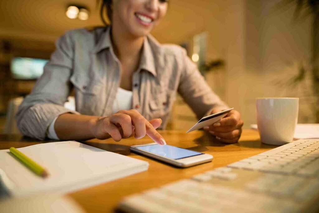Qual o melhor app para conectar minhas contas bancárias? 4 pessoa usando app para conectar contas bancárias no celular