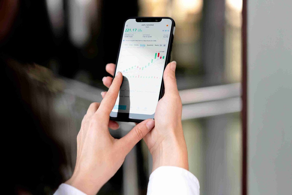 Qual o melhor app para conectar minhas contas bancárias? 2 mãos segurando celular com a interface de app para conectar contas bancárias