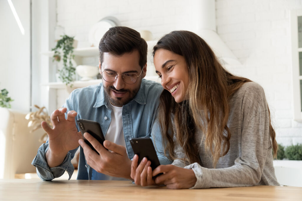Quanto custa casamento civil em 2025? Valores e dicas para se planejar 3 casal pesquisando no celular quanto custa casamento civil