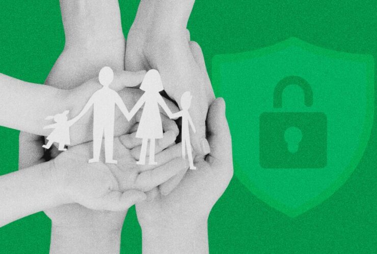família segurando as mãos, representando quanto custa um seguro de vida