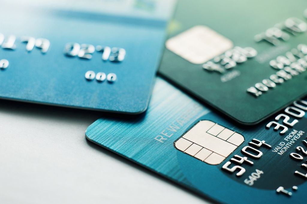 Close em cartões de crédito com chip visível, ilustrando o tema quantos cartões de crédito devo ter e a importância de organizar múltiplos cartões no dia a dia.