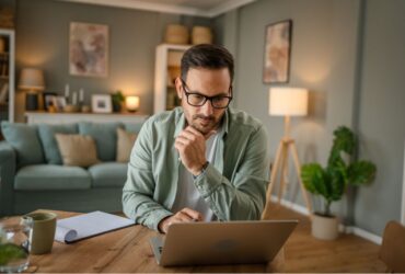homem consultando dívidas pelo computador via Registrato Banco Central
