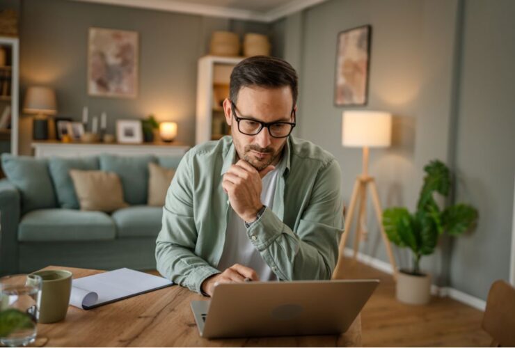 homem consultando dívidas pelo computador via Registrato Banco Central