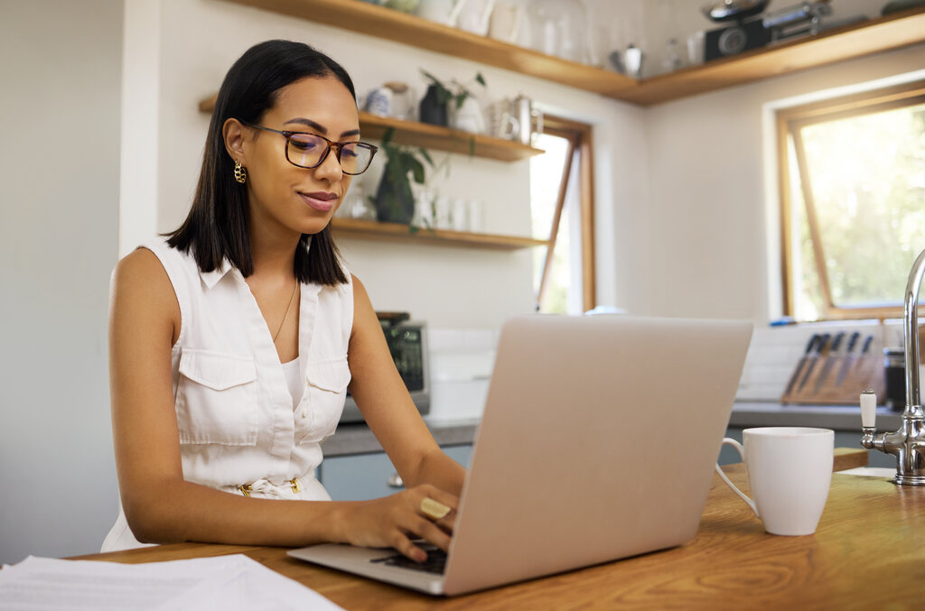 mulher pesquisando no computador sobre o Registrato Banco Central