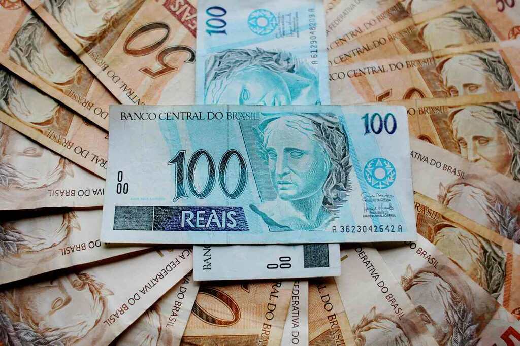 notas de dinheiro representando o rendimento da poupança