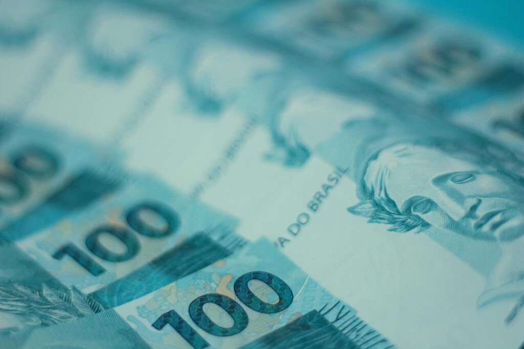 notas de cem reais representando o rendimento da poupança