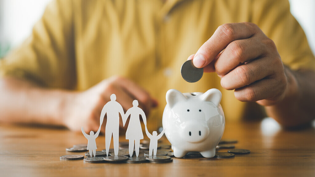 Disciplina financeira: 5 dicas para transformar as suas finanças 3 pessoa adicionando moeda em cofre, representando a disciplina financeira?