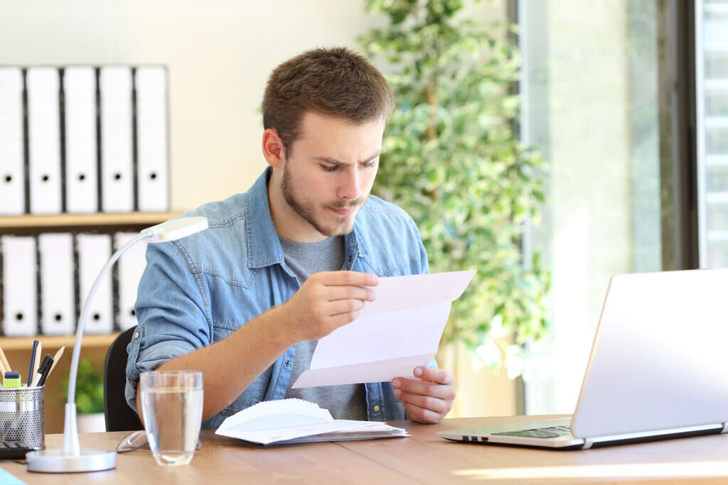 Open Finance ajuda ou atrapalha? Veja o impacto dele nas finanças! 2 homem analisando contas para saber se open finance ajuda ou atrapalha