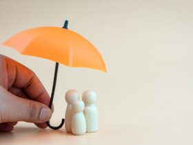 Mão segurando guarda-chuva laranja sobre figuras de família, simbolizando os tipos de seguros que oferecem proteção financeira e pessoal.