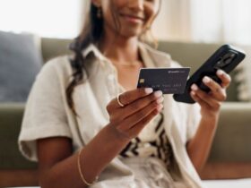pessoa fazendo uso consciente do cartão de crédito para compras online pelo celular