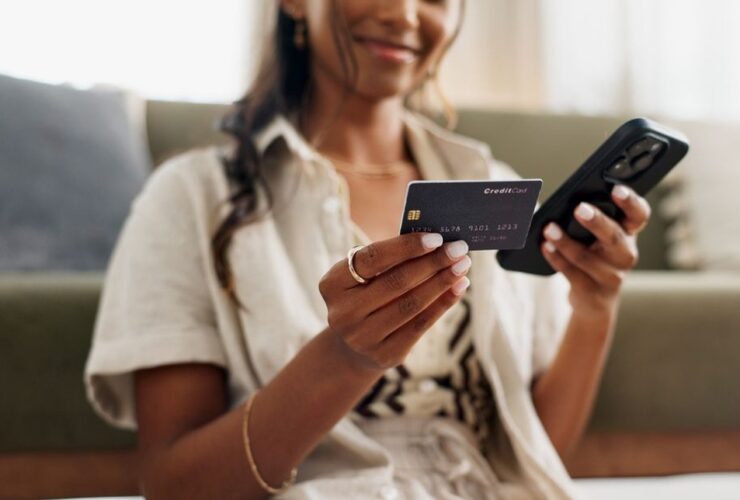 pessoa fazendo uso consciente do cartão de crédito para compras online pelo celular