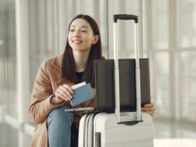 mulher com malas se preparando para viagem depois de saber se vale a pena comprar milhas
