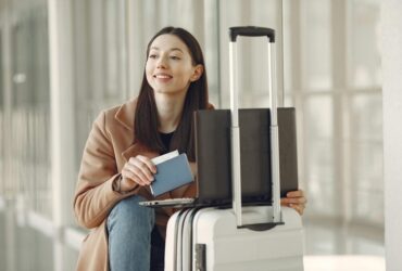 mulher com malas se preparando para viagem depois de saber se vale a pena comprar milhas