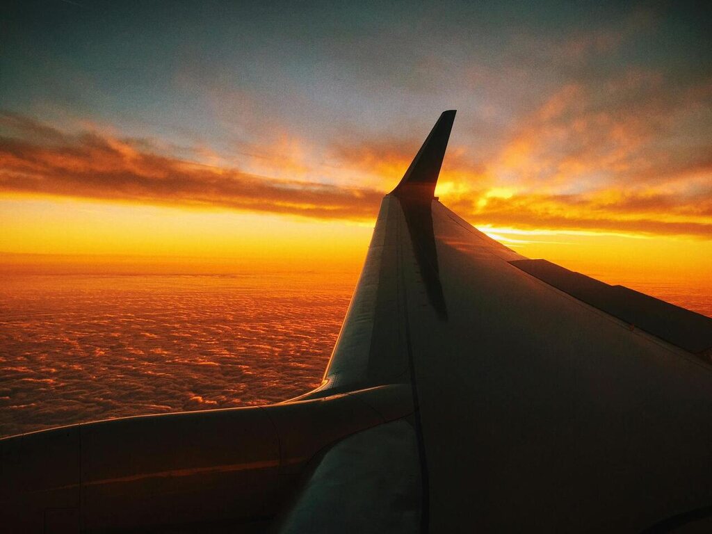 vista de asa de avião sobrevoando cidade, representando se vale a pena comprar milhas