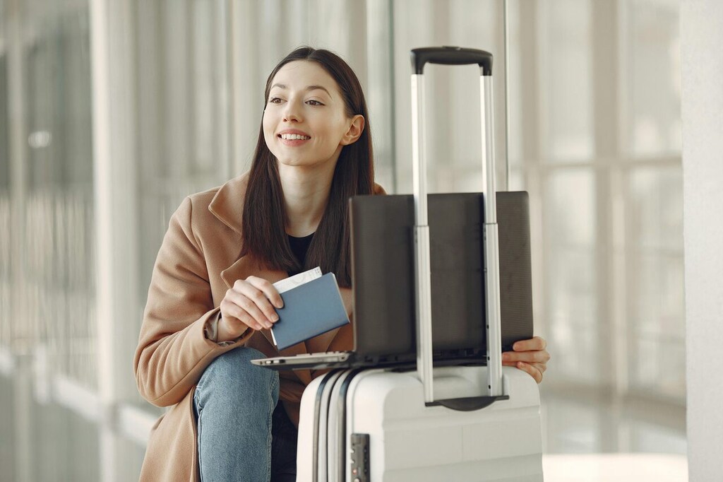 mulher com malas se preparando para viagem depois de saber se vale a pena comprar milhas